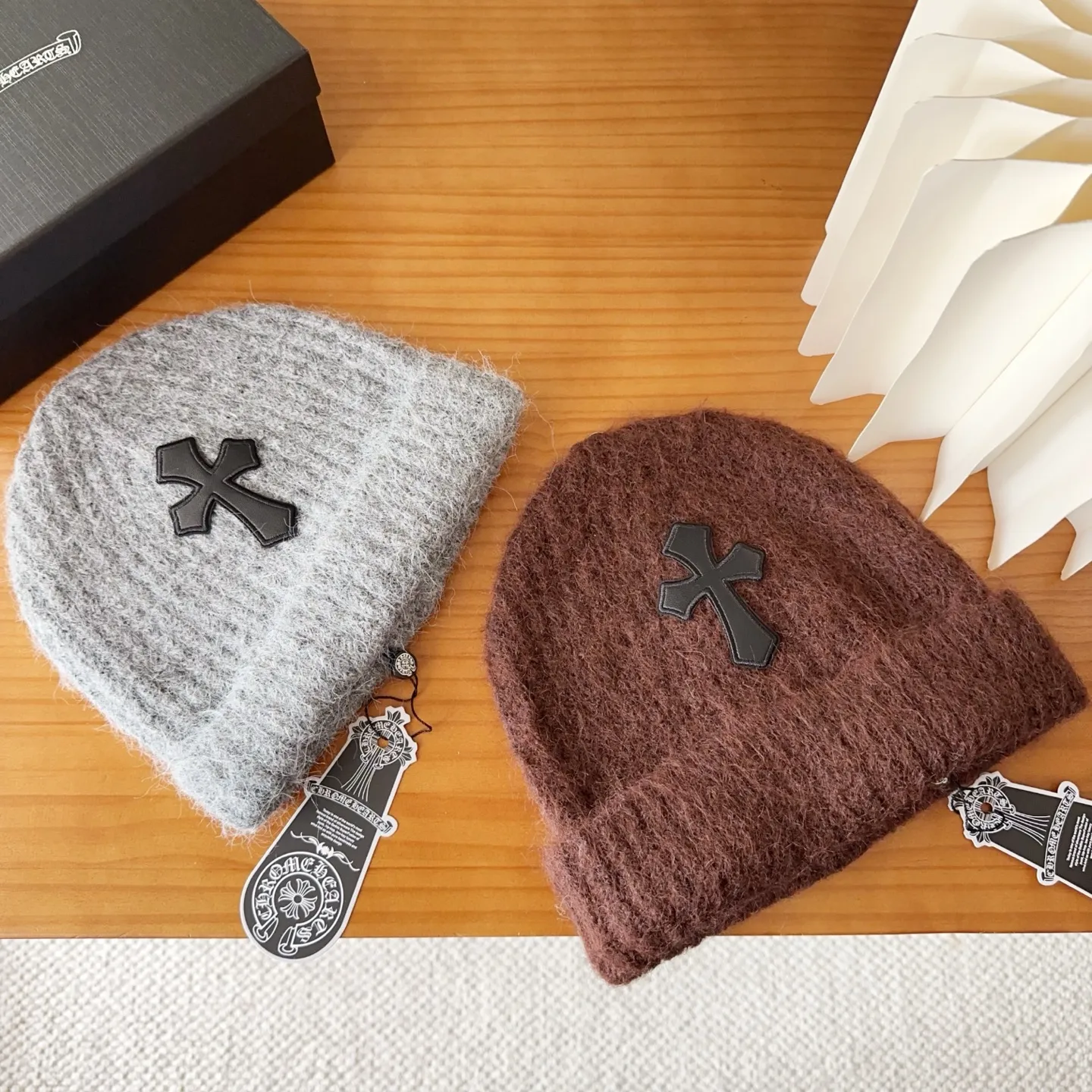 💰56 Crow Heart Autumn and Winter Wool Knitted Beanie This must be a favorite of minimalism. It is clean, neat, fashionable and versatile, and will definitely not be picky about your face shape! A fashionable classic that lasts forever! Fashionable black and white can be purchased together!